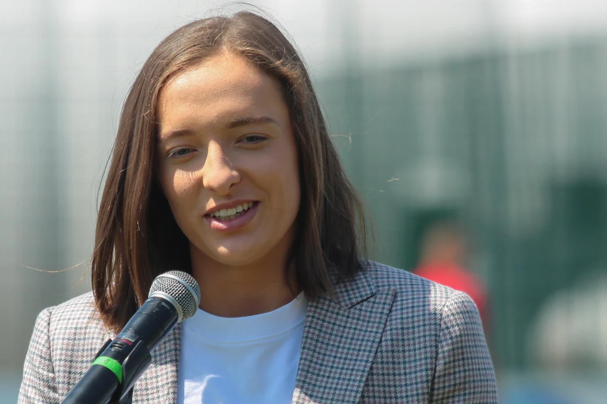 Już ponad dwa miesiące Iga Świątek znajduje się na czele światowego rankingu tenisistek WTA. W najnowszym notowaniu zwyciężczyni Rolanda Garrosa wyraźnie wyprzedza Estonkę Anett Kontaveit i Hiszpankę Paulę Badosę.