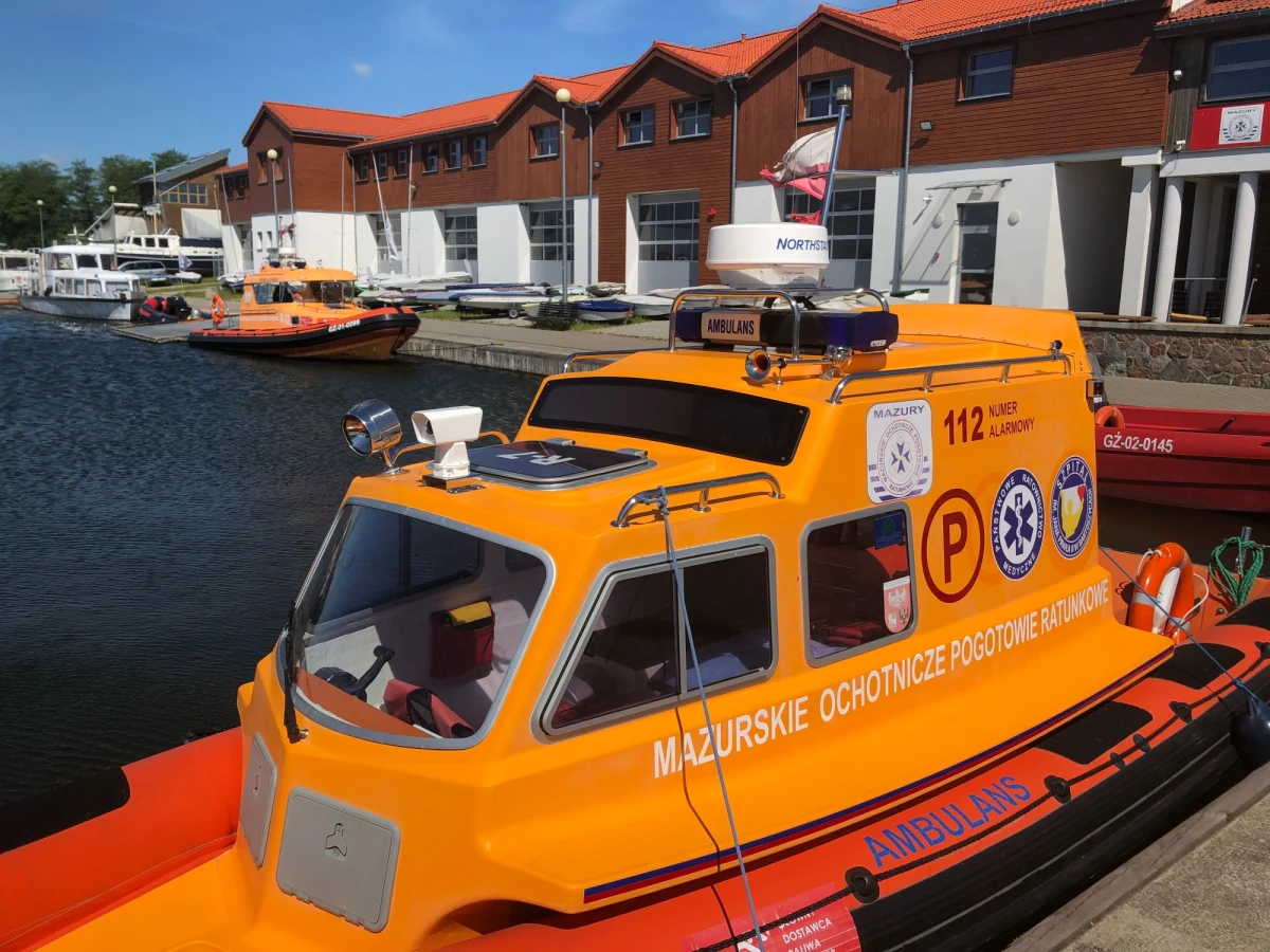 W miniony weekend na szlaku Wielkich Jezior Mazurskich interweniowały wodne karetki. Na szczęście były to tylko wypłynięcia do drobnych urazów i akcji technicznych. Ratownicy ostrzegają przed gwałtownymi burzami, które w poniedziałek mogą wystąpić na mazurskich jeziorach.