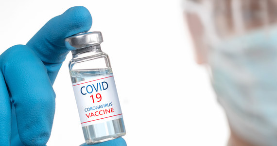 Na przełomie września i października pierwsze osoby mogą dostać nową szczepionkę przeciwko Covid-19, dopasowaną do wariantu Omikron koronawirusa. Taki scenariusz przewiduje wiceminister zdrowia Waldemar Kraska. 