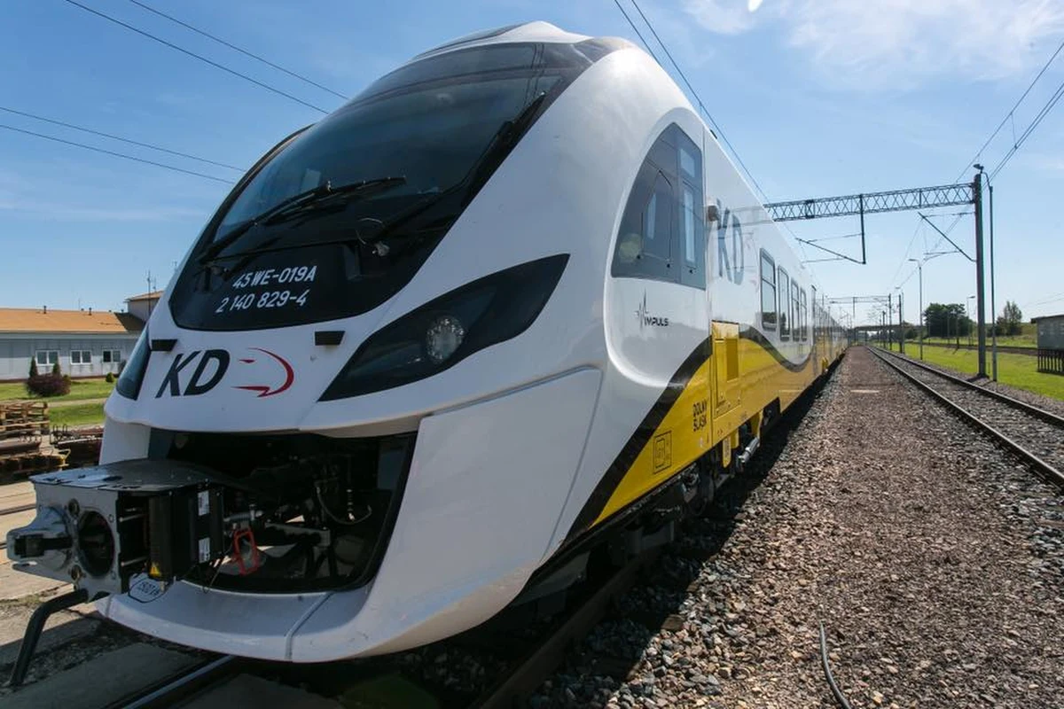 Na wysokości miejscowości Raszówka na Dolnym Śląsku drzewo spadło na sieć trakcyjną. W związku z tym wstrzymany został ruch pociągów między Legnicą a Raszówką. Utrudnienia mogą potrać do wtorku.