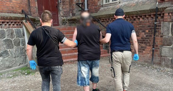 Sąd rejonowy w Olsztynie na trzy miesiące aresztował 70-latka, który wyłudził prawie 40 tys. od starszych osób. Działał metodą "na wnuczka" lub "na policjanta". Podczas przesłuchania częściowo przyznał się do winy.