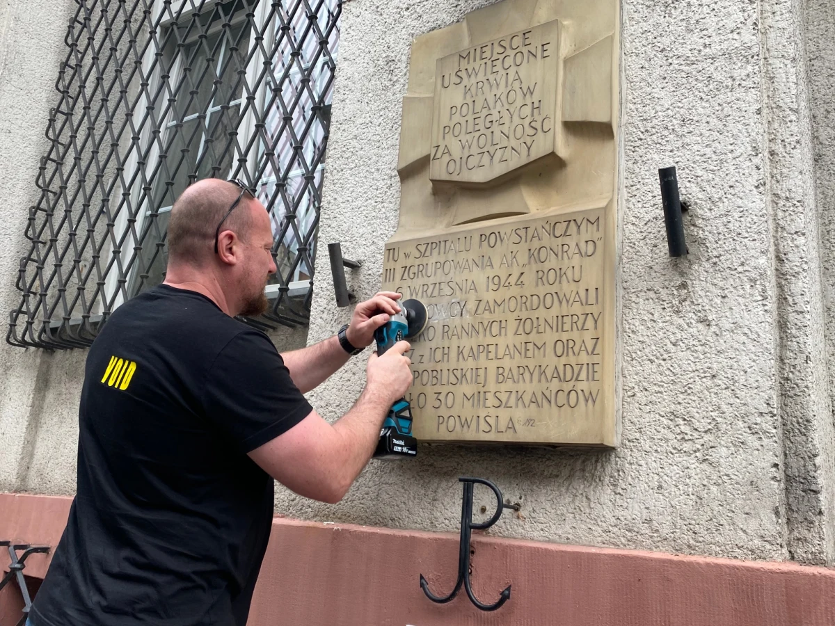 ​Tablica pamięci przy ul. Tamka 3 jest pierwszą z warszawskich tablic Karola Tchorka, która została wyczyszczona i zakonserwowana. Na początek zaplanowano przywrócenie do dawnej świetności 57 ze 167 zabytkowych obiektów.