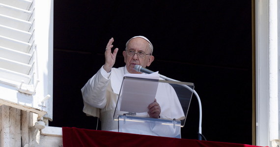 Z powodu choroby kolan wizyta papieża w Ukrainie jest obecnie niemożliwa. Franciszek chciałby odwiedzić Ukrainę, ale lekarze zabronili mu nawet myśleć o podróżach zagranicznych - poinformował prorektor Ukraińskiego Uniwersytetu Katolickiego (UKU) we Lwowie prof. Myrosław Marynowycz.