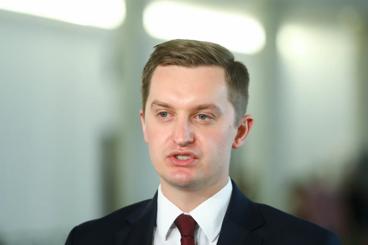 „Budzące dyskusje rozwiązania z kamieni milowych, jak pełne oskładkowanie umów, zmiana regulaminu Sejmu, wprowadzenie podatku od emisji pojazdów spalinowych, nie były akceptowane politycznie przez Solidarną Polskę” - mówił wiceszef resortu sprawiedliwości Sebastian Kaleta (Solidarna Polska) na konferencji prasowej. „Były to jednostronnie zaciągnięte zobowiązania przez ministra Grzegorza Pudę” – dodał na Twitterze. Inne zdanie w tej sprawie ma premier Mateusz Morawiecki.