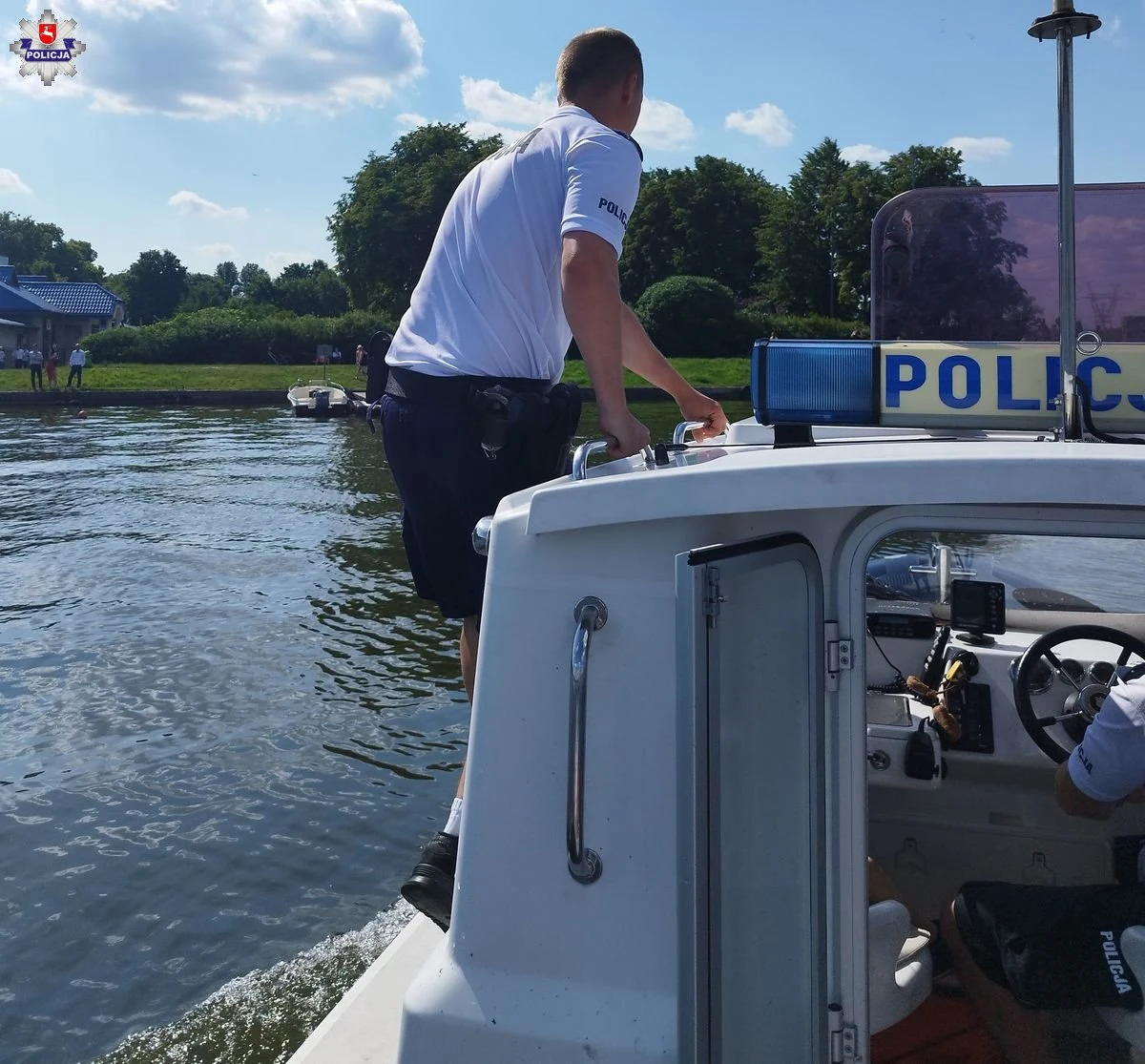 ​Funkcjonariusze posterunku wodnego nad Zalewem Zemborzyckim w sobotę wyciągnęli z wody mężczyznę. Poszkodowany spadł z deski windsurfingowej i nie miał siły wrócić na brzeg. Mężczyzna został bezpiecznie odholowany. Nie potrzebował pomocy medycznej.