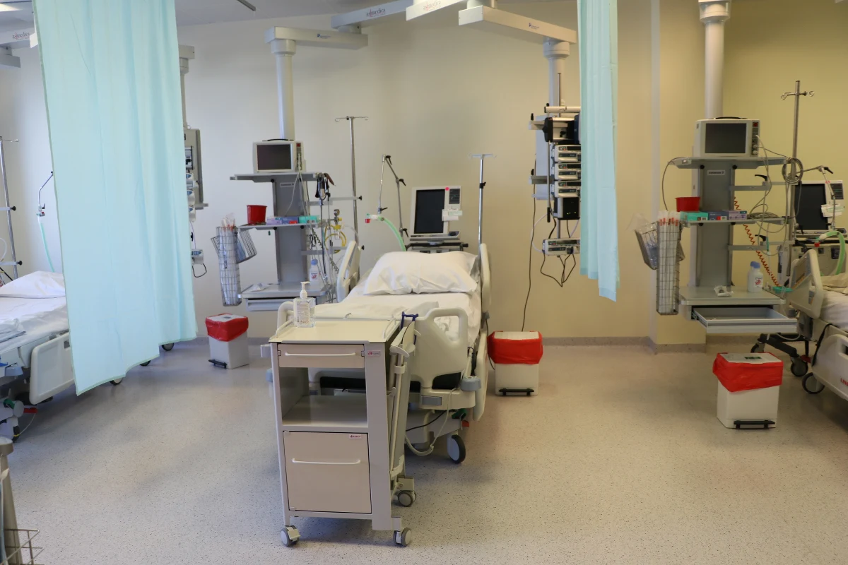 Klinika Nowotworów Układu Chłonnego w Centrum Onkologii w Warszawie poważnie ogranicza działalność. Zamknięta zostanie połowa oddziału - ustalili dziennikarze RMF FM.