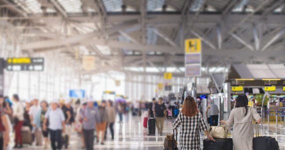 Tegoroczne wakacje na wielu lotniskach w Europie mogą przebiegać pod znakiem opóźnień, odwołanych lotów i gigantycznych kolejek. Tym razem ryzyko wystąpienia takich problemów jest dużo wyższe niż wcześniej. Wszystko przez popandemiczne braki personelu na lotniskach.