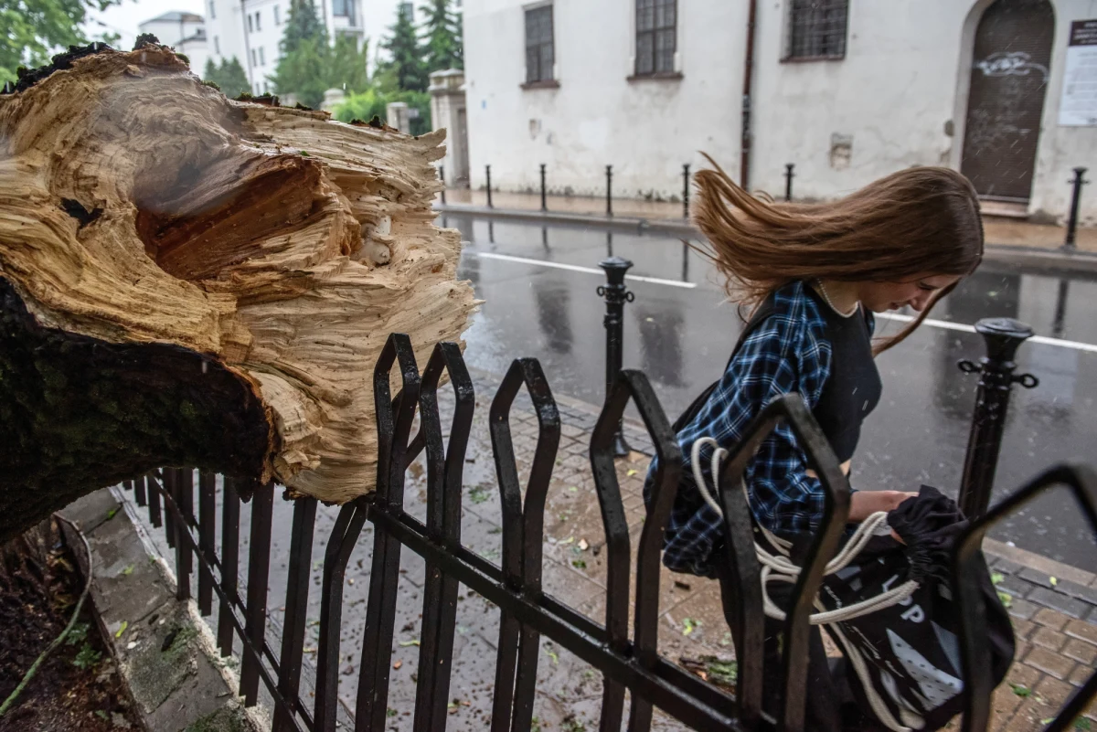 Czterdzieści siedem razy wyjeżdżali lubelscy strażacy do usuwania skutków ulewnych deszczy, opadów gradu i silnego wiatru, które w poniedziałek przeszły przez Lublin i okolice. Z powodu zerwanych linii energetycznych bez prądu było ok. 1600 mieszkańców województwa.
