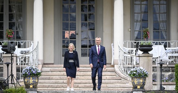 „Szwecja może czuć się bezpiecznie w czasie rozpatrywania wniosków o członkostwo w NATO, jeśli zostanie zaatakowana, Sojusz nie pozostanie bierny” - powiedział sekretarz generalny NATO Jens Stoltenberg, po spotkaniu z premier Szwecji Magdaleną Andersson w Harpsund, 120 km na zachód od Sztokholmu.