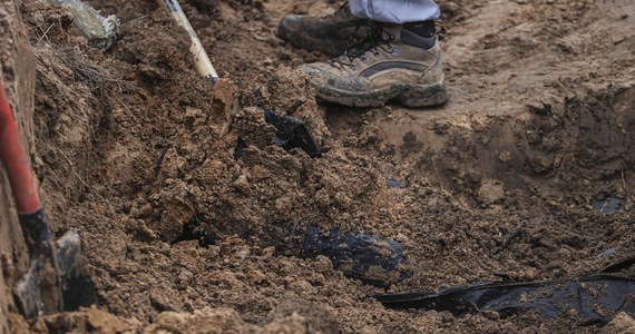 Kolejny grób z ciałami cywilów odkryto w rejonie Buczy w obwodzie kijowskim Ukrainy - poinformował szef policji obwodu Andrij Niebytow. Siedem ciał spoczywało w grobie koło wsi Myrocke, gdzie w marcu znajdowały się pozycje wojsk rosyjskich.