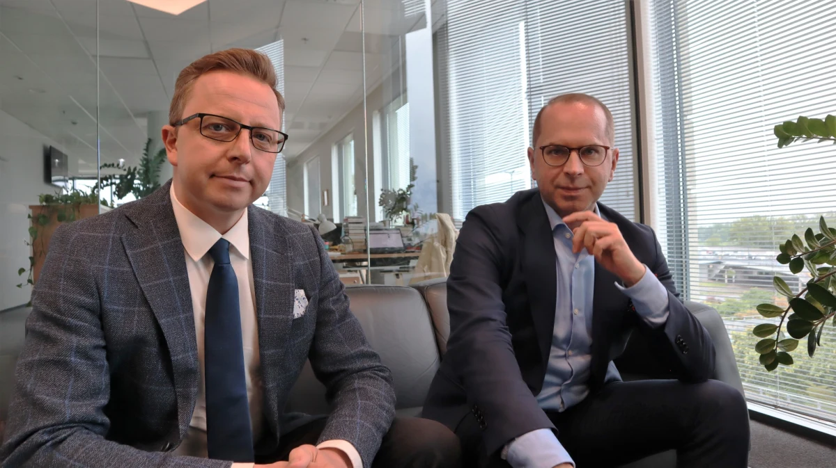 "Szkoda, że nie mamy Rzecznika Praw Dziecka, szkoda, że nie mamy prokuratury, która jest ślepa i głucha, ale na szczęście mamy dziennikarzy, którzy nagłaśniają. Prokuratura już dziś powinna poinformować, co zrobi w tej sprawie. Tym dzieciom trzeba pomóc, a tym, którzy robili makabryczne rzeczy - osądzić" - mówi w Popołudniowej rozmowie w RMF FM poseł Koalicji Obywatelskiej Dariusz Joński, pytany o szokujące doniesienia z Domu Pomocy Społecznej w Jordanowie, gdzie zakonnice miały znęcać się nad niepełnosprawnymi dziećmi. Jak to się stało, że instytucje podległe wojewodzie nie wykryły dramatu, który rozgrywał się w placówce? "Może być tak, że ta władza jest nastawiona dość asekurancko wobec kościelnych osób prawnych, które prowadzą tego typu placówki" - odpowiada drugi gość Bianki Mikołajewskiego - Michał Szczerba. Joński dodaje:  "Wydaje się, że jedynym rozwiązaniem są rozwiązania systemowe, które nakładałyby pewne obowiązki i wymagały natychmiastowego działania i pełnego raportowania".