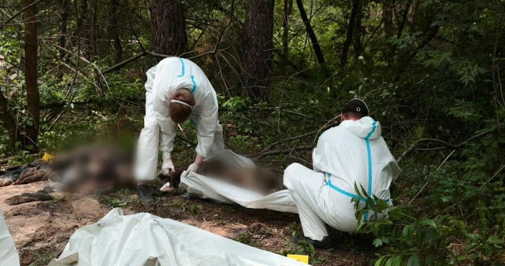 Kolejny grób z ciałami cywilów noszącymi ślady tortur odkryto w rejonie Buczy w obwodzie kijowskim Ukrainy - poinformował w poniedziałek szef policji obwodu Andrij Niebytow.