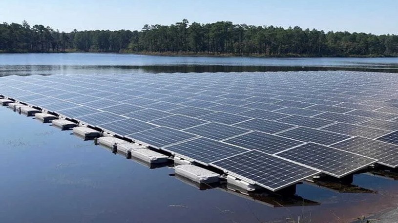 Amerykańska armia chce stać się bardziej ekologiczna i niezależna energetycznie od tradycyjnych źródeł. W USA powstało "szklane jezioro", które jest jedną z największych wojskowych farm solarnych.
