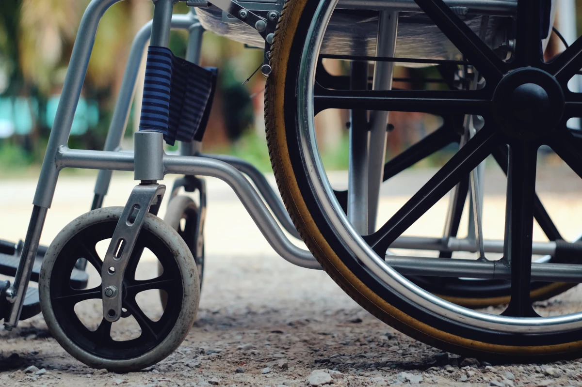 "Siostry, którym postawiono zarzuty znęcania się nad mieszkańcami Domu Pomocy Społecznej w Jordanowie pod Krakowem, stosują się do decyzji prokuratury i przebywają poza ośrodkiem DPS-u" - przekazała PAP przełożona generalna zgromadzenia sióstr prezentek w Polsce, matka Anna Telus. Oświadczyła, że zależy jej na szybkim, rzetelnym i pełnym wyjaśnieniu sprawy. „Zrobimy wszystko, by oczyścić nasz dom ze stawianych mu zarzutów. Padliśmy ofiarą zemsty ze strony byłej pracownicy, a dziennikarze napisali nieprawdę” — powiedziała natomiast przełożona w rozmowie z Onetem.