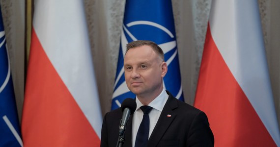 Prezydent Andrzej Duda podpisał nowelizację ustawy o Sądzie Najwyższym i skierował ją do ogłoszenia w Dzienniku Ustaw. Taką informację podał szef gabinetu prezydenta - Paweł Szrot. "Ostatnie analizy trwały krócej niż się spodziewałem. Ustawa do publikacji" - napisał na Twitterze.