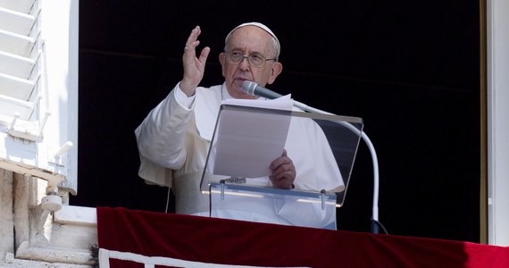Papież Franciszek ujawnił, że słowa, jakie wypowiedział o "szczekaniu NATO u drzwi Rosji", usłyszał na dwa miesiące przed wybuchem wojny na Ukrainie od jednego z przywódców państw. Stwierdził także, że według niego "trzecia wojna światowa została wypowiedziana". Włoski dziennik "La Stampa" opublikował we wtorek zapis rozmowy papieża z mediami jezuickimi.