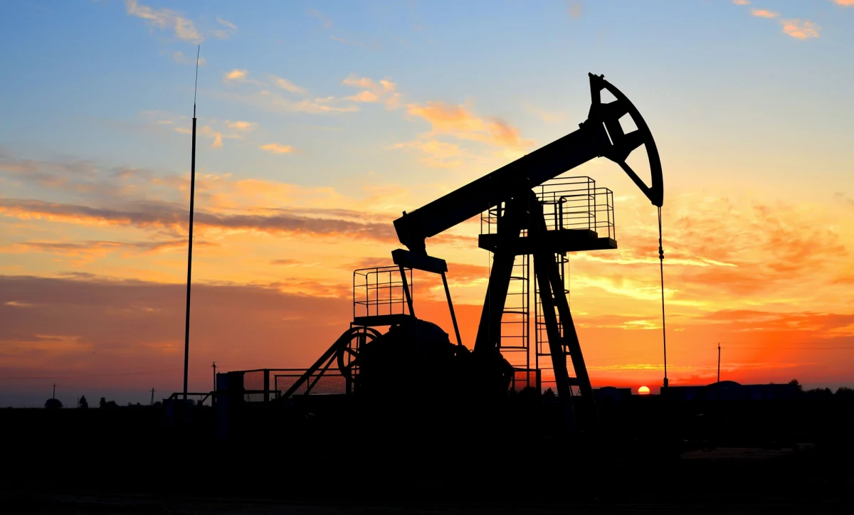 W ciągu pierwszych 100 dni inwazji na Ukrainę Rosja zarobiła 93 miliardy euro na eksporcie paliw kopalnych - podało w poniedziałek fińskie Centrum Badań nad Energią i Czystym Powietrzem (CREA). Zarobek Rosji na surowcach energetycznych osiągnął rekordowy poziom.