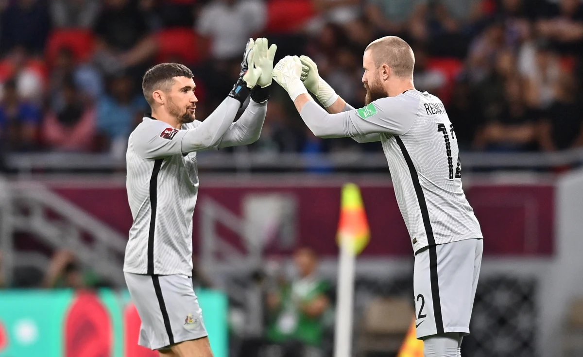 Australia pokonała barażu w katarskim Ar-Rajjan Peru w serii rzutów karnych 5-4 i awansowała do piłkarskich mistrzostw świata. Po 90 minutach gry i dogrywce było 0:0. Bohaterem spotkania okazał się bramkarz Andrew Redmayne. Nagranie z jego szalonym tańcem na linii bramkowej stało się hitem sieci. 