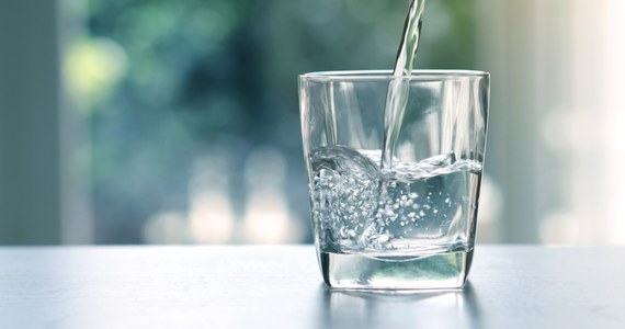 Co najmniej do środy obowiązywać będzie zakaz picia z wody z kranu w gminie Dzierzążnia w powiecie płońskim na Mazowszu. Powód to wykryte w wodociągu w ubiegłym tygodniu bakterie e-coli. 
