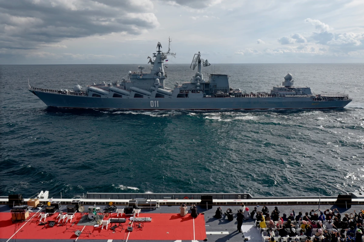 Rosyjski krążownik rakietowy Wariag przepłynął w odległości 150 mil morskich od brzegów Apulii na południu Włoch. Przedstawiciele Marynarki Wojennej, która obserwuje wszystkie rosyjskie jednostki na Morzu Śródziemnym, wyjaśnili, że ich obecność jest coraz częstsza i ma charakter "pokazowy".