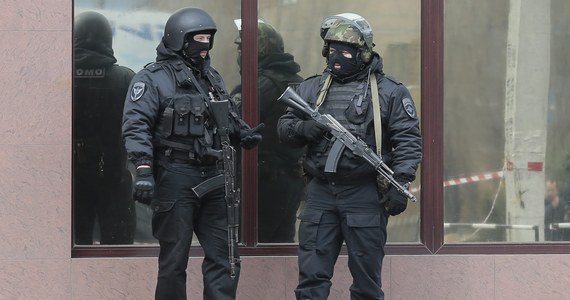 ​Policjanci z rosyjskiego obwodu rostowskiego są wysyłani w podróże służbowe do separatystycznych republik na wschodzie Ukrainy. Wiele bowiem wskazuje na to, że przez wojnę nie ma kto tam pilnować miast.