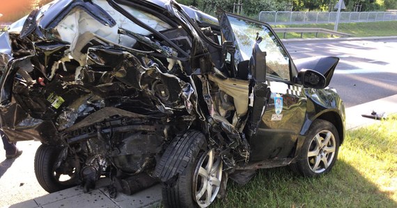 Dwie osoby zginęły w wyniku zderzeniu auta osobowego i taksówki, do którego doszło nad ranem na ul. Bolesława Krzywoustego w Poznaniu. Za kierownicą auta osobowego siedział 16-latek. W taksówce był 21-letni mężczyzna. Obaj zginęli.
