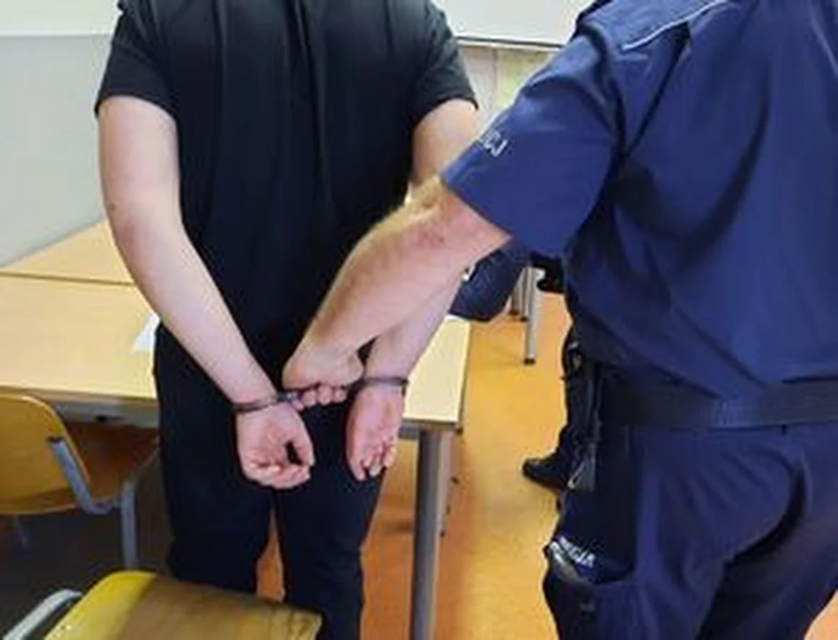 W Namysłowie kierowca zwrócił uwagę 19-latkowi, że w złym miejscu przechodzi przez jezdnię. Ten razem kolegą z pobił go i skopał jego samochód. Mężczyzna z poważnymi obrażeniami twarzy trafił do szpitala. Sprawcy są już w rękach policji.

