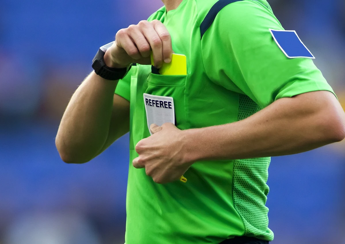 Piłkarski sędzia w Salwadorze zmarł po ataku piłkarzy i kibiców w trakcie meczu. Według relacji świadków, jeden z zawodników miał pobić sędziego na boisku.