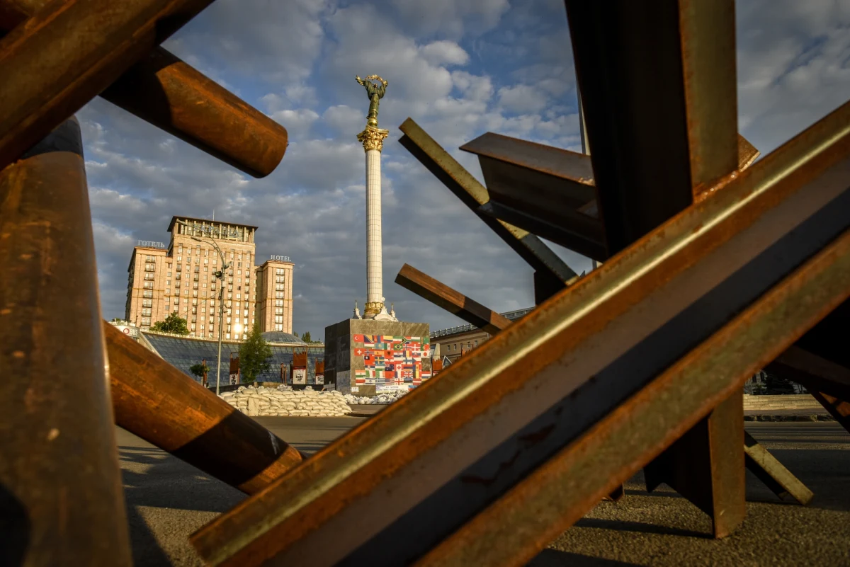Komisja Europejska zarekomenduje przyznanie Ukrainie oficjalnego statusu kraju kandydującego do UE - podał portal Politico, powołując się na kilku anonimowych urzędników unijnych. Komisarze UE odbyli w poniedziałek wstępną debatę na ten temat. Kolejna - w piątek.
