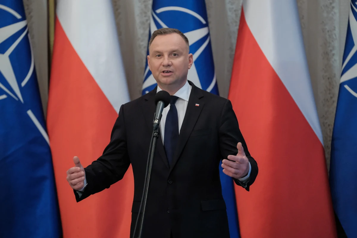 "Nikt jeszcze z taką inicjatywą do mnie nie wystąpił. Natomiast fakt, że te wybory się zbiegają i że jest to sytuacja taka, która w moim przekonaniu jest sytuacją dosyć trudną" - powiedział prezydent Andrzej Duda, pytany o pomysł PiS dotyczący przesunięcia przyszłorocznych wyborów samorządowych. PiS zapewnia, że jeszcze w czerwcu projekt trafi do Sejmu.