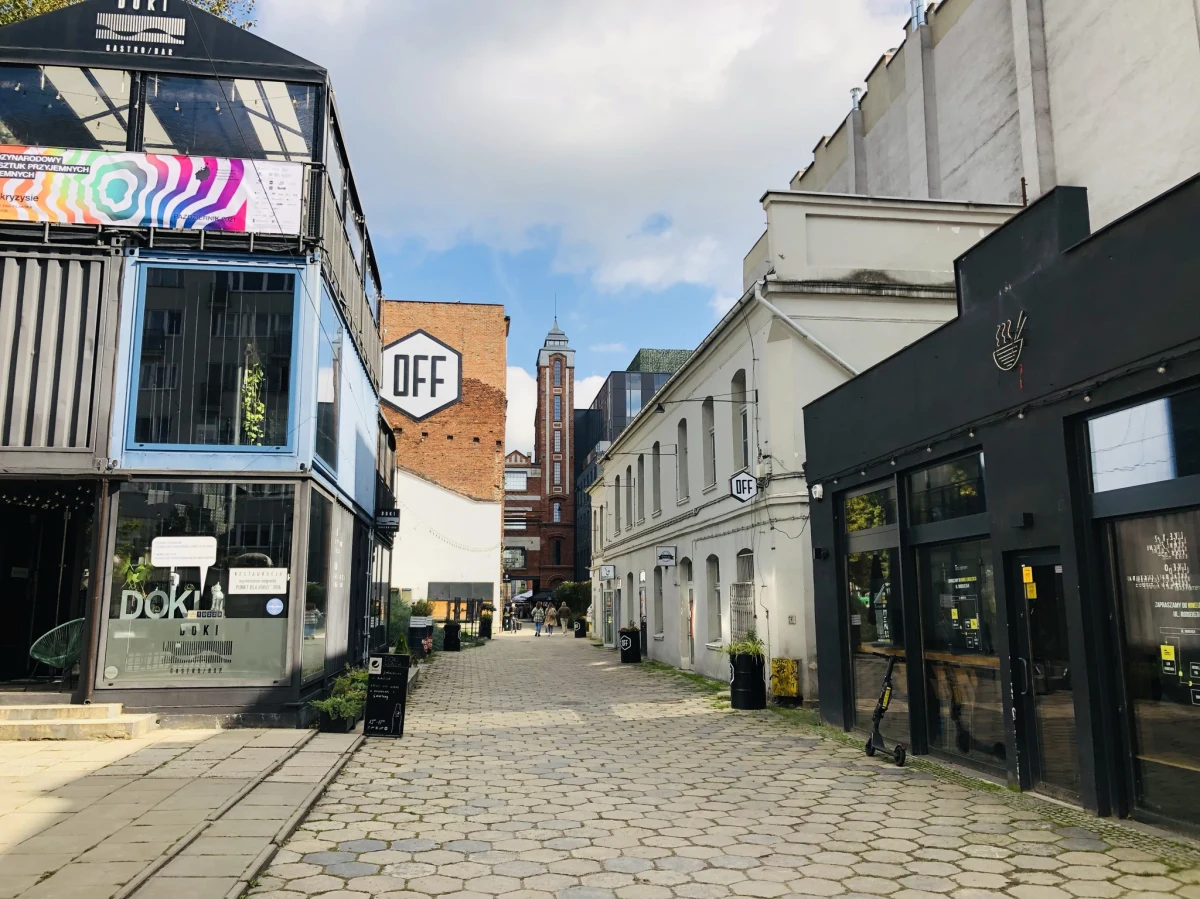 Muzyczno-deskorolkowy pochód w oprawie hip-hopowych dźwięków Rebel Babel ulicą Piotrkowską w Łodzi oraz finał 11. Międzynarodowego Festiwalu Teatralna Karuzela "Podaj cegłę!" - to przykłady atrakcji, jakie przygotowano na jubileusz 11-lecia OFF Piotrkowska Center. Początek obchodów w piątek (24 czerwca) o godz. 19.00.