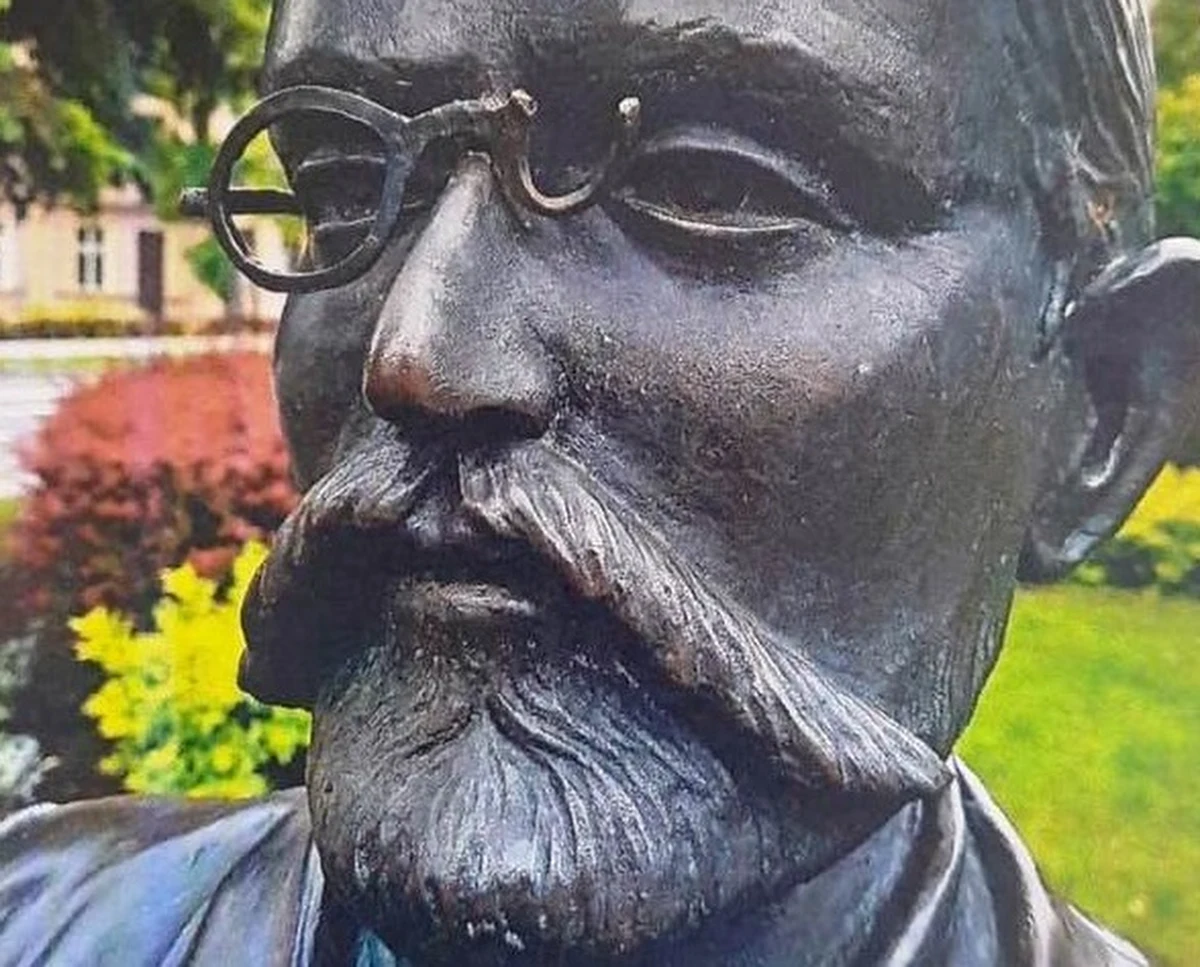 Za zniszczenie okularów na mosiężnej figurze patrona miasta Wojciecha Kętrzyńskiego 17-letni mieszkaniec Kętrzyna został zatrzymany przez policję.