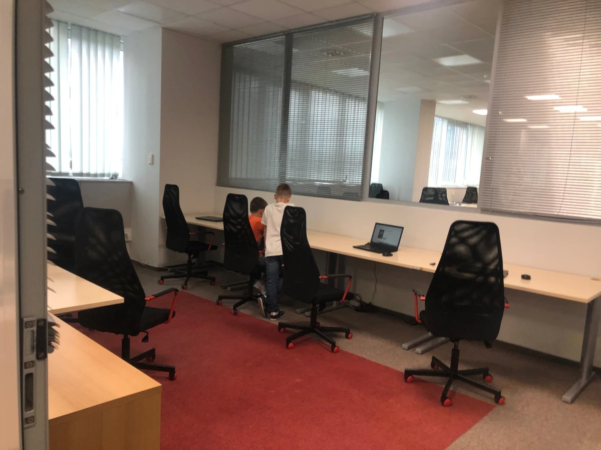 Sale do kursów języka polskiego i nauki zdalnej oraz pokoje zabaw dla dzieci. To wszystko czeka  w nowym Centrum Edukacji i Rozwoju dla ukraińskich uchodźców w Warszawie. 