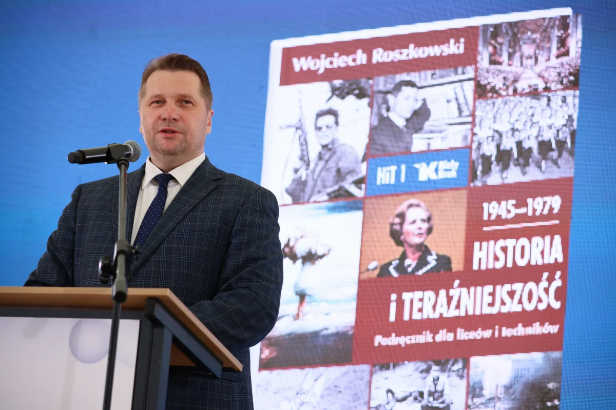 Do MEiN wpłynął tylko jeden wniosek o dopuszczenie do użytku szkolnego podręcznika do przedmiotu historia i teraźniejszości, a ocena merytoryczna tego podręcznika "jest absolutnie pozytywna" - zapewnił minister edukacji i nauki Przemysław Czarnek.