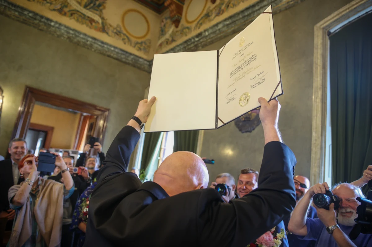 Jeden z najbardziej znanych i lubianych polskich rysowników Andrzej Mleczko otrzymał tytuł honorowego obywatela miasta Krakowa. Wreszcie poczułem się Krakusem! – mówił artysta. 