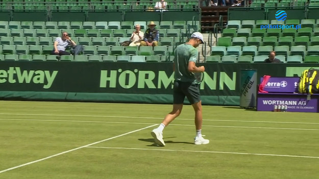 Huberta Hurkacz w zmaganiach ATP 500 w Halle. Polak w turnieju rozstawiony jest z numerem "5" i będzie chciał zmazać plamę po nieudanym starcie w grze pojedynczej w Stuttgarcie (odpadł w pierwszym starciu z Węgrem Martonem Fucsoviciem).
jego rywalem będzie Maxime Cressy (63. ATP) ze Stanów Zjednoczonych. To pierwszy pojedynek pomiędzy tymi tenisistami. na triumfatora meczu Hurkacz - Cressy w drugiej rundzie czeka już Francuz Ugo Humbert (50. ATP).
