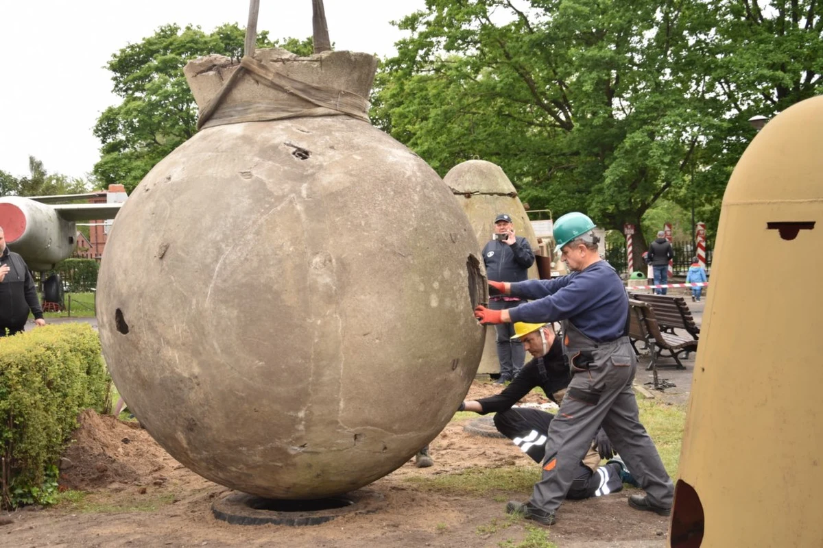 Wyglądają jak konstrukcje z "Gwiezdnych Wojen'. Unikatowe kuliste bunkry z końca II wojny światowej trafiły do Muzeum Oręża Polskiego w Kołobrzegu. W betonowej kuli mogło się schronić trzech żołnierzy. Prawdopodobnie są to jedyne zachowane tego typu obiekty w Polsce, a może również na świecie.