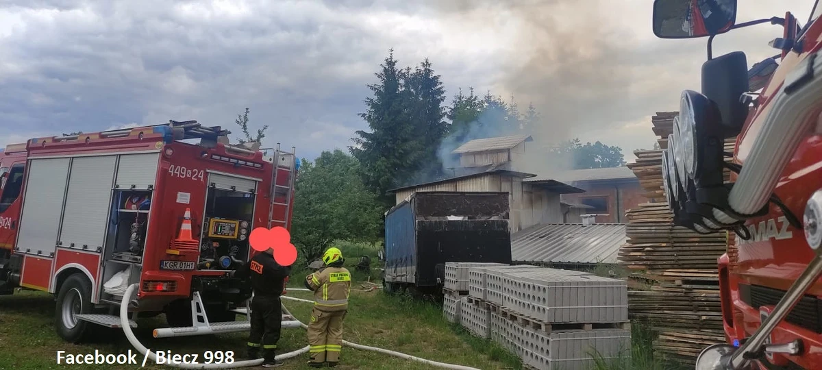 14 zastępów straży pożarnej walczy z ogniem w Bieczu (woj. małopolskie). Pali się silos z trocinami obok zakładu stolarskiego. 