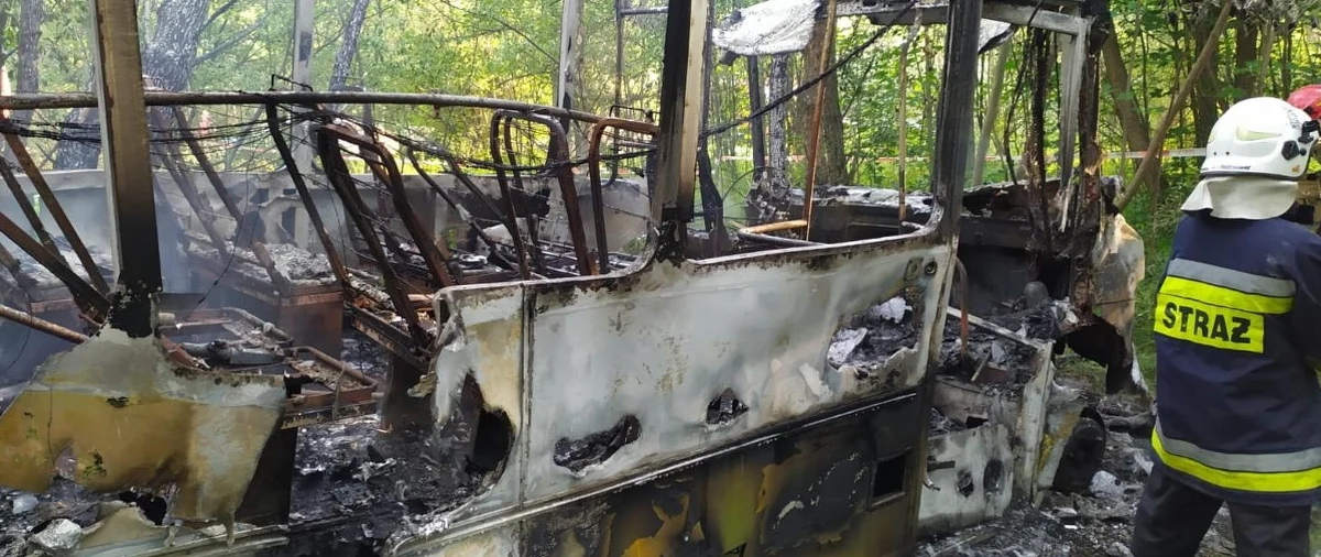 Po sekcji zwłok mężczyzny, którego ciało znaleziono w poniedziałek w spalonym busie w Krzczonowie (woj. małopolskie), śledczy wstępnie wykluczyli udział osób trzecich w tym zdarzeniu. Płonącego busa znaleziono około 5 rano. Po ugaszeniu ognia, we wnętrzu pojazdu strażacy znaleźli zwłoki.