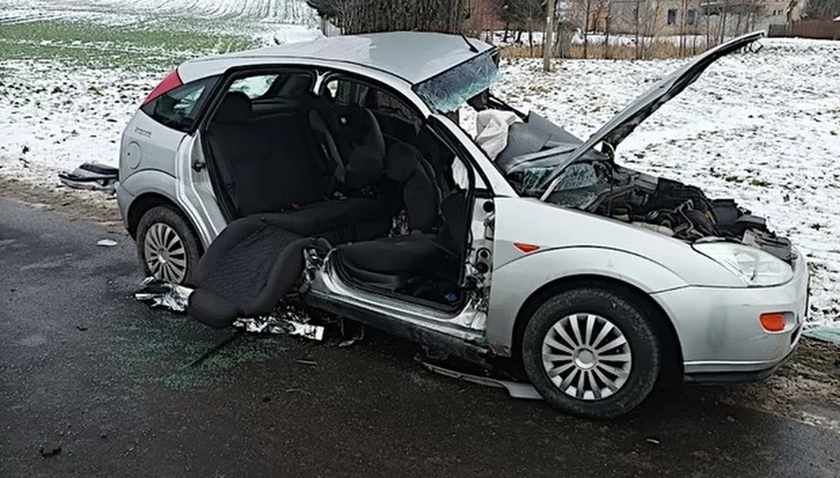 Przed długim weekendem iławscy policjanci postanowili opublikować nagranie wypadku, który miał miejsce w styczniu w Różnowie niedaleko miejscowości Susz. Na zapisie z kamery monitoringu widać jak 21-latka wpada w poślizg i uderza samochodem w drzewo. Przez boczną szybę wylatuje jej 2-letnia córka. To przestroga, aby nie zapominać, że dzieci zawsze zależy zapiąć pasami.