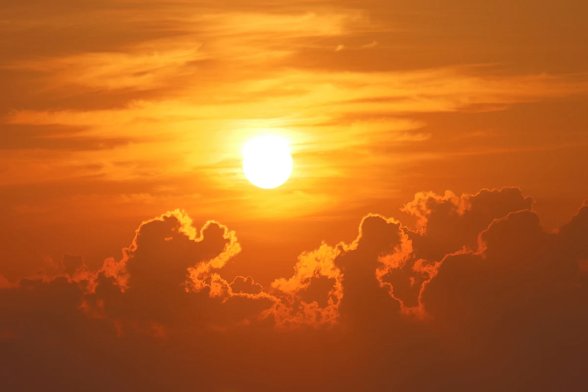 Instytut Meteorologii i Gospodarki Wodnej opublikował prognozę pogody na nadchodzący długi weekend. Według synoptyków od środy aura ma być zmienna -  będzie sporo słońca, ale pojawią się też burze z gradem, opady deszczu i porywisty wiatr.