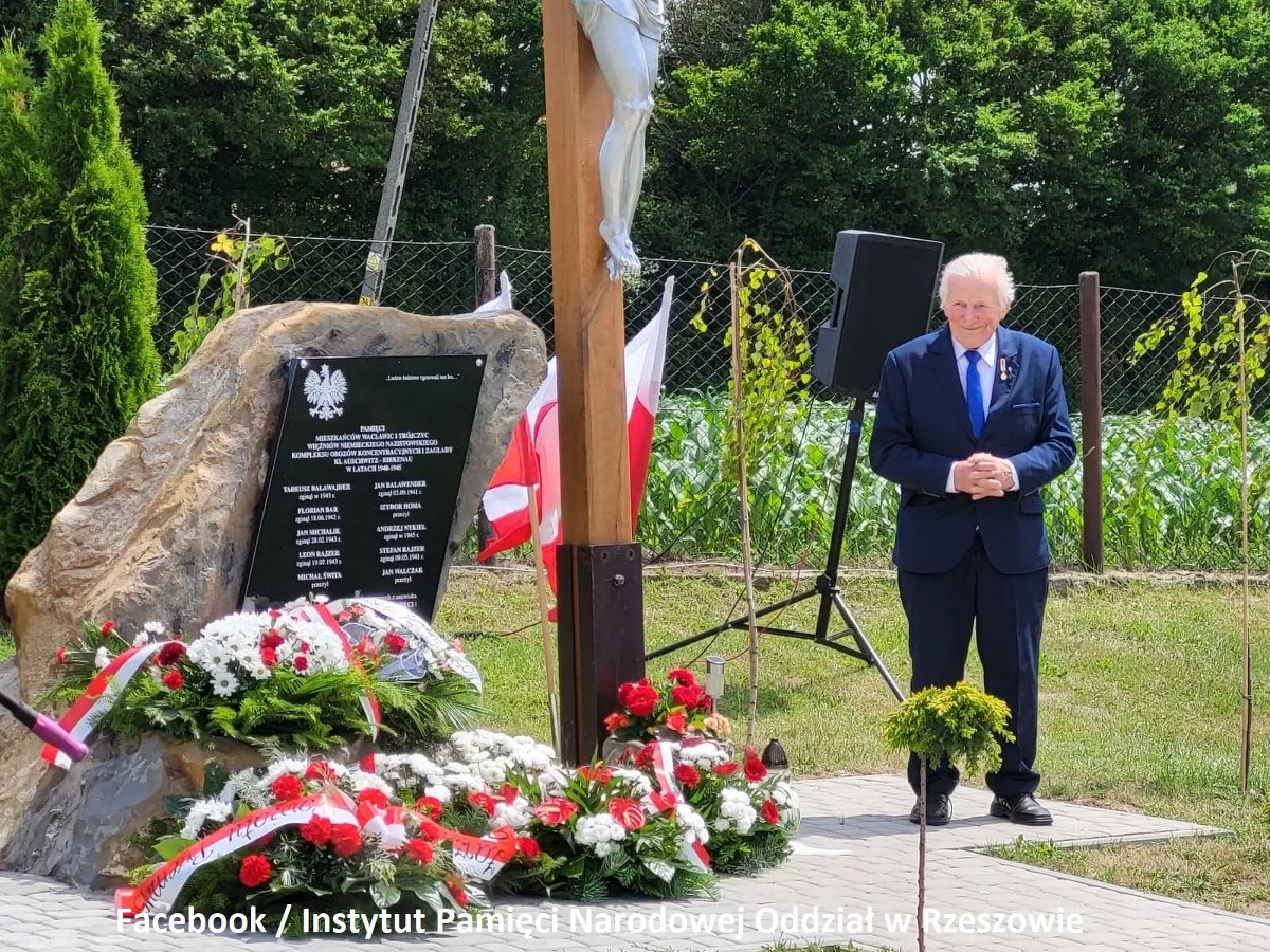 ​Obelisk upamiętniający ofiary niemieckiego, nazistowskiego obozu koncentracyjnego Auschwitz-Birkenau odsłonięto w Trójczycach koło Przemyśla (woj. podkarpackie). Monument upamiętnia - jak zaznaczył dr hab. Dariusz Iwaneczko, dyrektor rzeszowskiego oddziału Instytutu Pamięci Narodowej - "10 mężczyzn z dwóch wsi: Wacławic i Trójczyc".