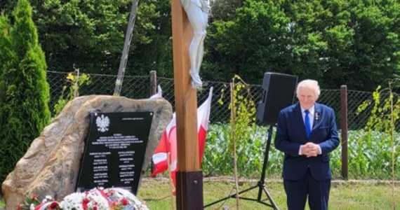 ​Obelisk upamiętniający ofiary niemieckiego, nazistowskiego obozu koncentracyjnego Auschwitz-Birkenau odsłonięto w Trójczycach koło Przemyśla (woj. podkarpackie). Monument upamiętnia - jak zaznaczył dr hab. Dariusz Iwaneczko, dyrektor rzeszowskiego oddziału Instytutu Pamięci Narodowej - "10 mężczyzn z dwóch wsi: Wacławic i Trójczyc".