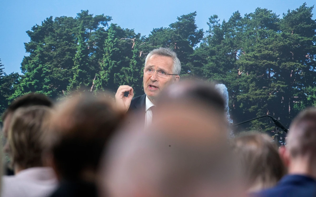 "Szczyt w Madrycie będzie historyczny, zmieni NATO, będzie ono jeszcze silniejsze w tych niebezpiecznych czasach" - powiedział w Hadze sekretarz generalny NATO Jens Stoltenberg. Mówił też o potrzebie nieustannego wsparcia Ukrainy.