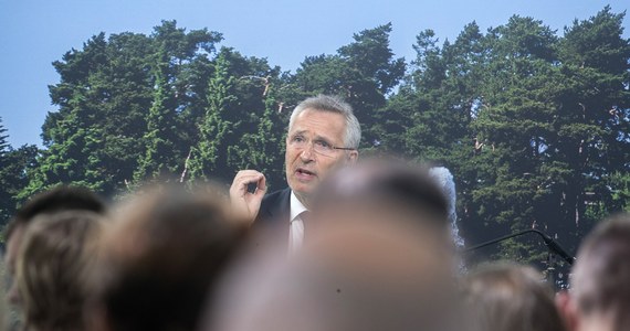 "Szczyt w Madrycie będzie historyczny, zmieni NATO, będzie ono jeszcze silniejsze w tych niebezpiecznych czasach" - powiedział w Hadze sekretarz generalny NATO Jens Stoltenberg. Mówił też o potrzebie nieustannego wsparcia Ukrainy.