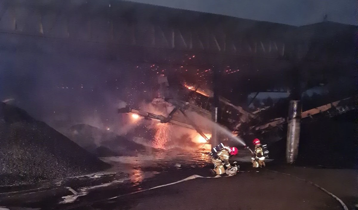 Pożar w składzie opału w Mysłowicach. Przy ulicy Fabrycznej zapaliło się urządzenie do ładowania węgla. 
