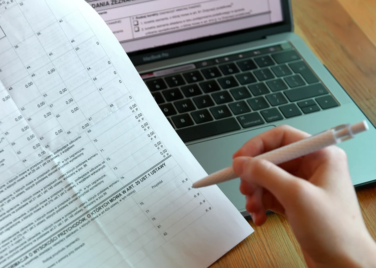 Po zmianach w PIT wzrosną wynagrodzenia netto. Pracownicy zyskają w porównaniu z 2021 rokiem - twierdzi "Rzeczpospolita". Jak przypomina gazeta, prezydent Andrzej Duda podpisał nowelizację ustawy o PIT, co oznacza kolejną w ciągu ostatnich miesięcy modyfikację w rozliczaniu wynagrodzeń. 