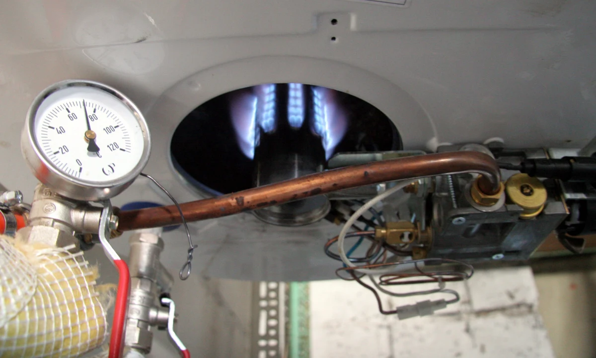 Do końca czerwca 2022 roku mamy czas na złożenie do Centralnej Ewidencji Emisyjności Budynków deklaracji o źródle ciepła. Za niedopełnienie tego obowiązku grożą kary. Wyjaśniamy, jak złożyć dokument do CEEB i co musi się w nim znaleźć.