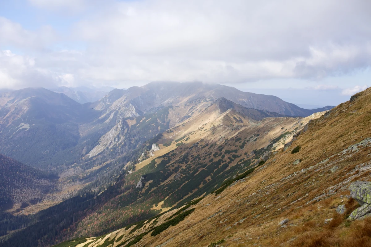 Od środy, po ponad półrocznej przerwie, turyści mogą ponownie wędrować po wszystkich szlakach w słowackich Tatrach. Z uwagi na ochronę przyrody oraz bezpieczeństwo turystów od 1 listopada do 15 czerwca słowackie służby zamykają szlaki górskie powyżej schronisk w kierunku granicznej grani Tatr.