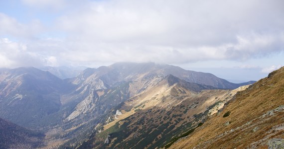 Od środy, po ponad półrocznej przerwie, turyści mogą ponownie wędrować po wszystkich szlakach w słowackich Tatrach. Z uwagi na ochronę przyrody oraz bezpieczeństwo turystów od 1 listopada do 15 czerwca słowackie służby zamykają szlaki górskie powyżej schronisk w kierunku granicznej grani Tatr.